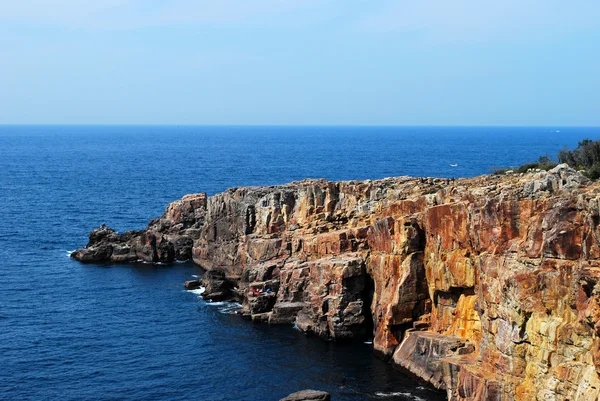 Zdradzieckie skały wzdłuż wybrzeża — Zdjęcie stockowe