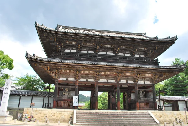 Holzeingang des großen Tempels — Stockfoto