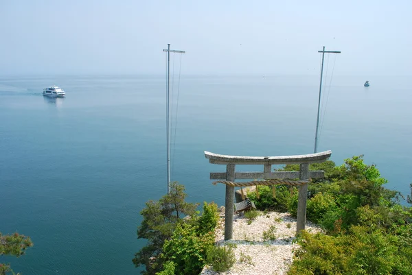 Fenséges torii kapu, kilátással az óceánra — Stock Fotó