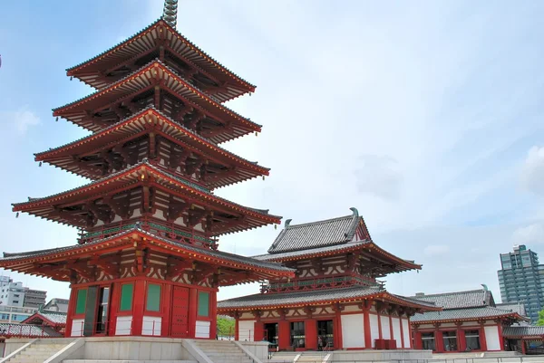 Majestätischer Tempel mit hoch aufragenden Pagoden — Stockfoto