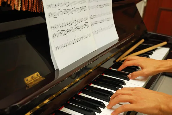 Clavier piano à deux mains avec partition musicale — Photo