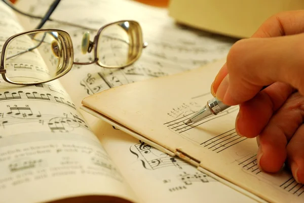 Escrevendo em um antigo manuscrito musical — Fotografia de Stock