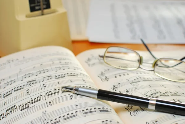 Ручка на музыкальной книге — стоковое фото