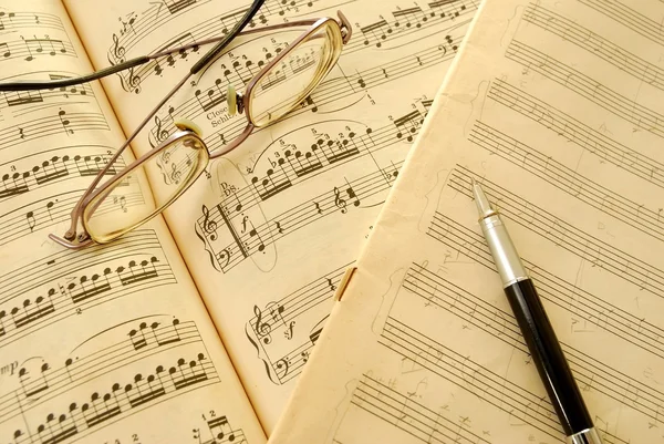Стара музична партитура, манускрипт і ручка — стокове фото