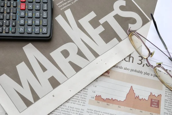Primo piano del testo dei mercati e grafico finanziario — Foto Stock