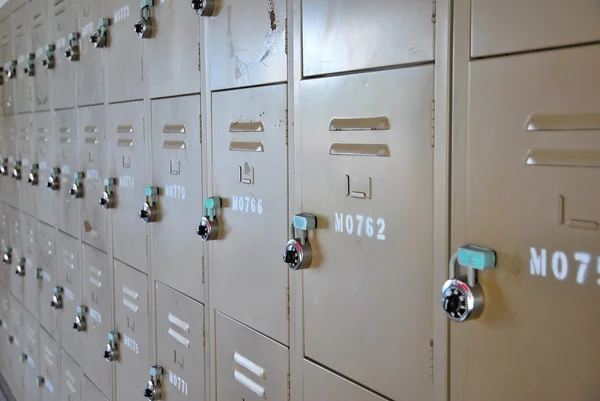 Старые шкафчики с замками — стоковое фото