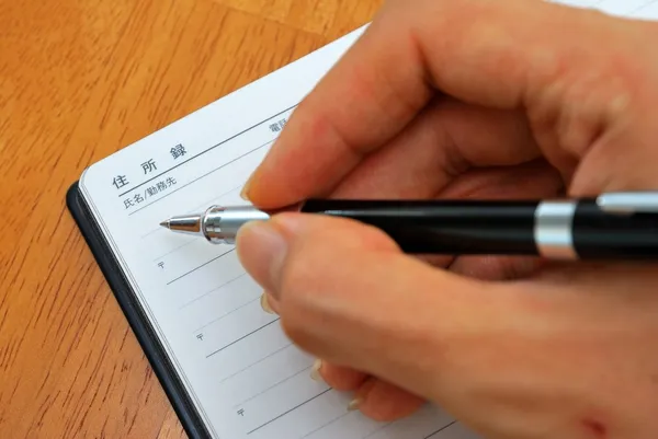 Escritura a mano con pluma en libreta de direcciones japonesa — Foto de Stock