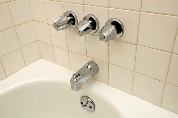 Badewanne und Wasserhähne — Stockfoto