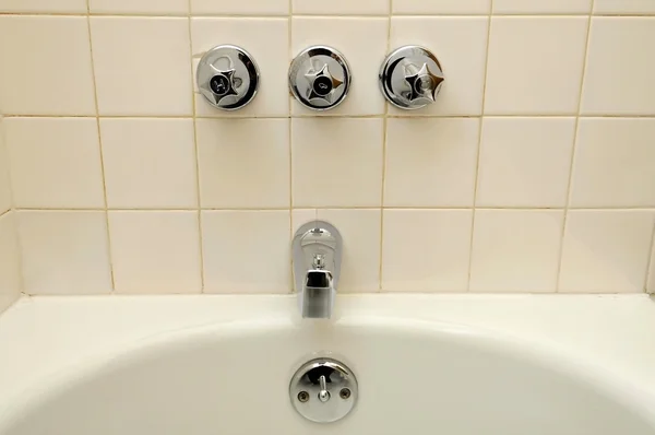 Vista frontal da banheira e torneiras de água — Fotografia de Stock