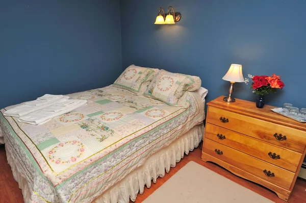 Elegante dormitorio de aspecto — Foto de Stock