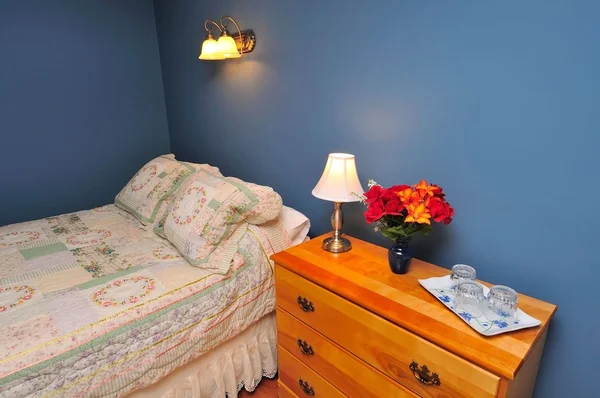 ベッドの横に側ワードローブ — ストック写真