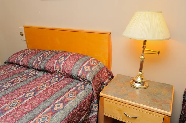 Pojedyncze łóżko i lampa — Zdjęcie stockowe