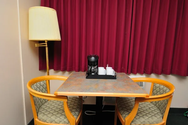 Stół i krzesła z napojami — Zdjęcie stockowe