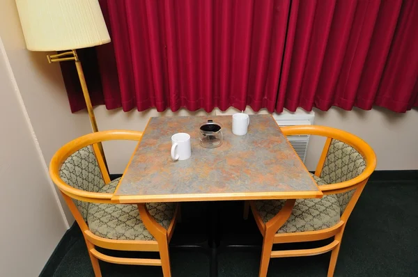 Кофе чашки на стол — стоковое фото