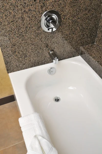 Primo piano della grande vasca da bagno — Foto Stock