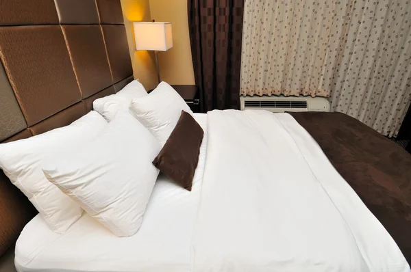 Side view of large bed — Stock Photo, Image