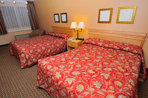 Quarto grande com camas arrumadas — Fotografia de Stock