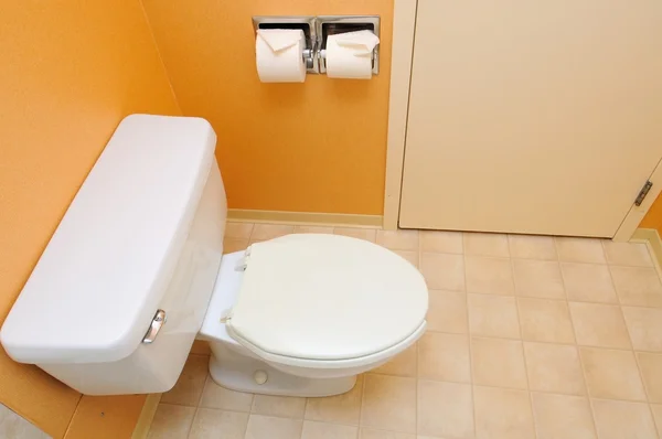 Чистый туалет — стоковое фото