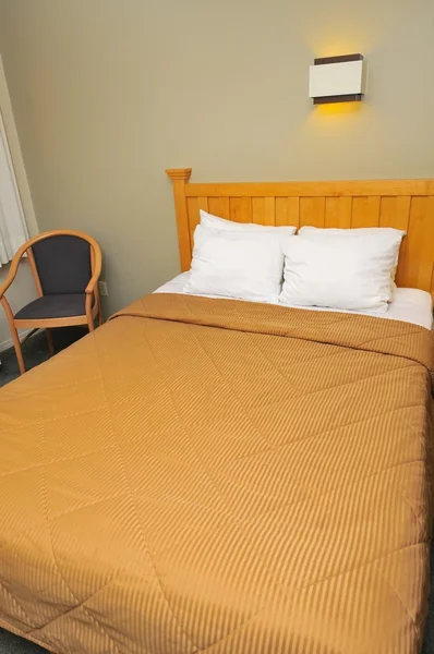 간단한 싱글 침대 — 스톡 사진