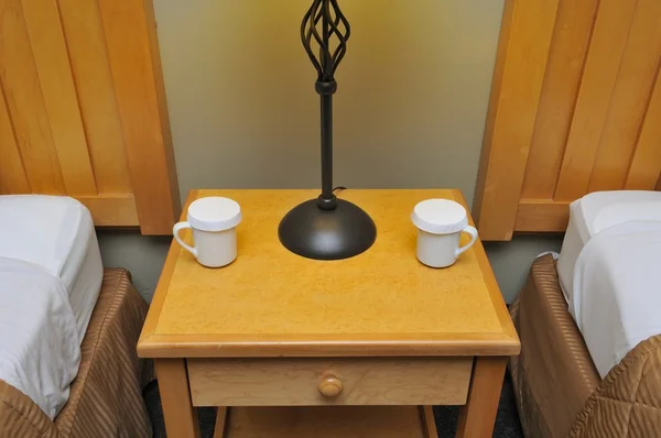 Duas xícaras vazias na mesa lateral — Fotografia de Stock