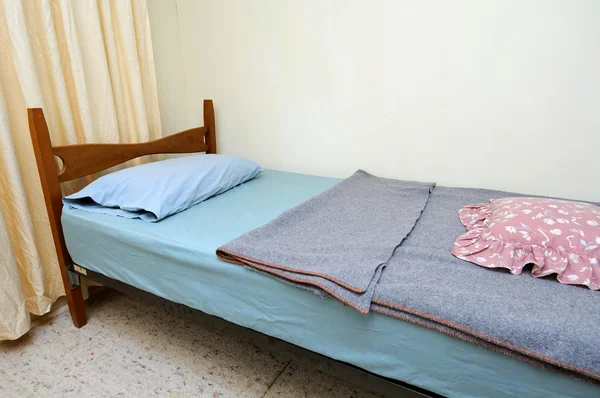Односпальне ліжко в кімнаті мотелю — стокове фото