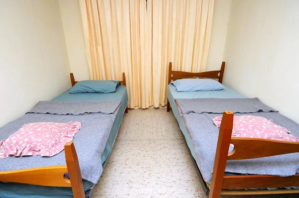 在简单的汽车旅馆房间里的两张单人床 — 图库照片