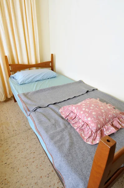 Односпальная кровать в мотеле — стоковое фото