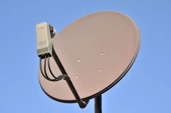 Uydu anteni mavi zemin üzerine — Stok fotoğraf