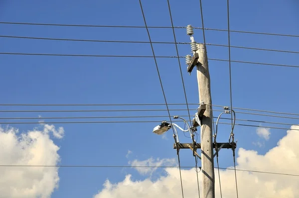 Electric pole med kraftkabel — Stockfoto