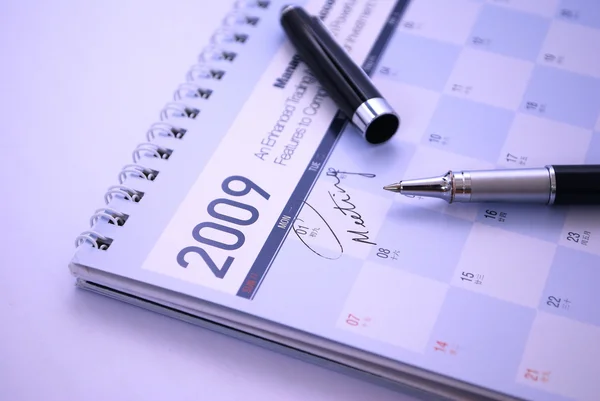 Reservoarpenna och kalender — Stockfoto