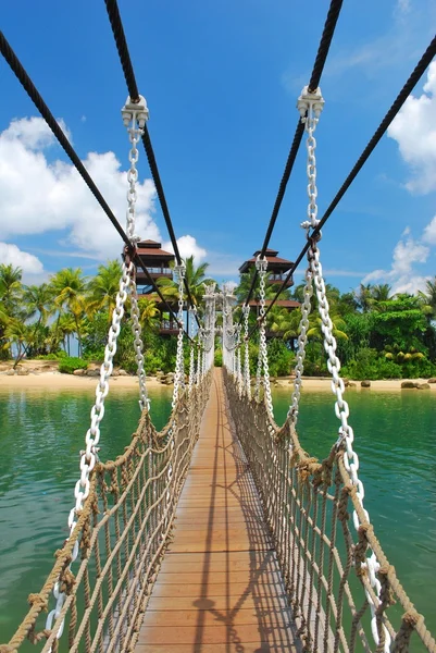 Puente de madera que conduce a la isla paradisíaca — Foto de Stock
