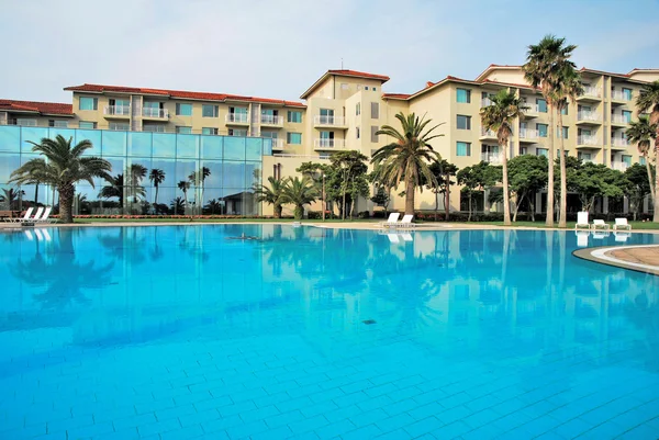 Enorme piscina con lujosos resorts — Foto de Stock