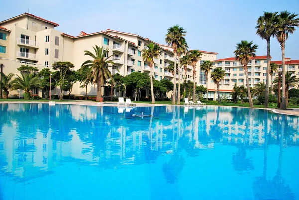 Riesiges Schwimmbad mit luxuriösen Resorts — Stockfoto