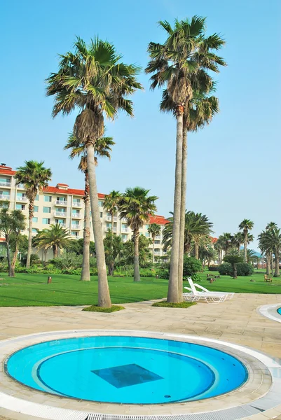 Kleiner Pool mit luxuriösen Resorts — Stockfoto