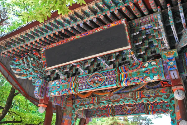 Majestätischer Haupteingang des koreanischen Tempels — Stockfoto