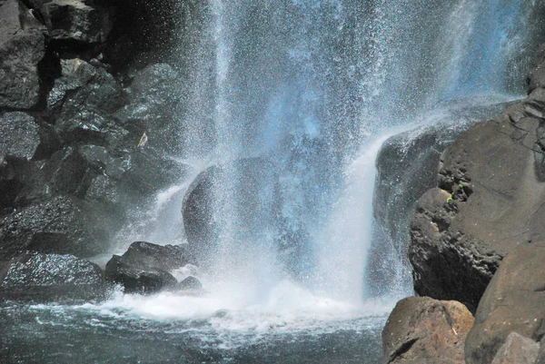 Tiefschuss von majestätischem Wasserfall — Stockfoto