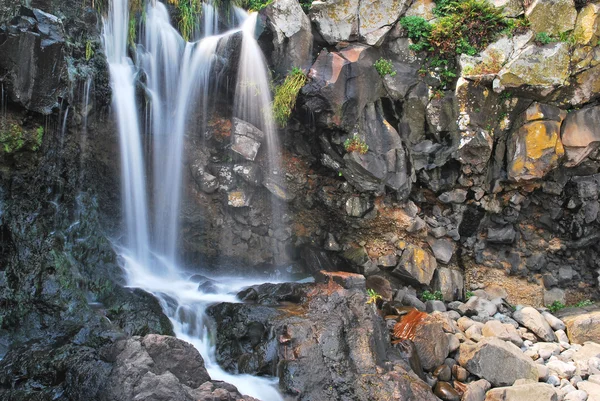 Baja toma de majestuosa cascada —  Fotos de Stock