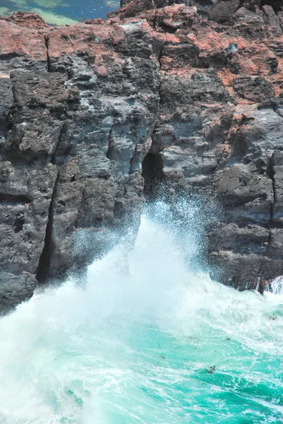 Gök gürültüsü gibi dalgalar kayalıkları üzerinde sıçrama — Stok fotoğraf
