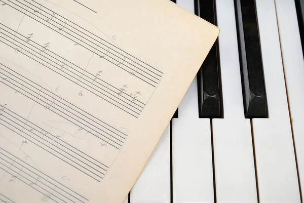 Teclado de piano con partitura de música antigua — Foto de Stock