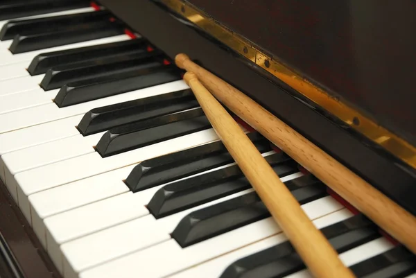 Diagonal tiro de bastões de tambor no teclado de piano — Fotografia de Stock