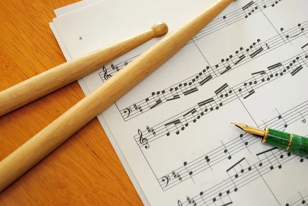Музична партитура і ручка — стокове фото