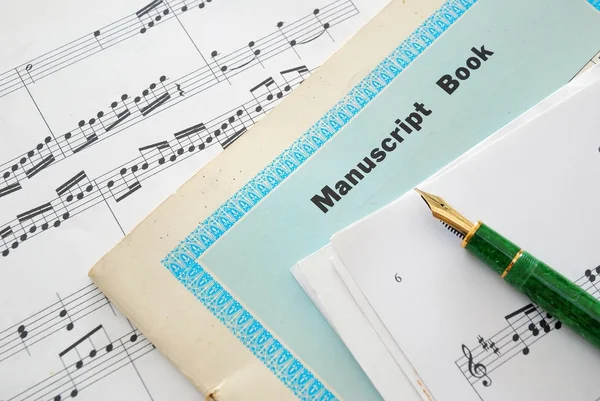 Музична партитура, манускрипт і ручка — стокове фото