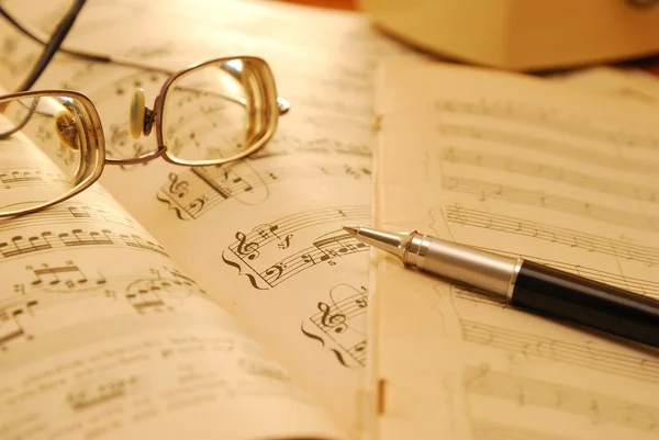 Música antiga partitura, manuscrito e caneta — Fotografia de Stock