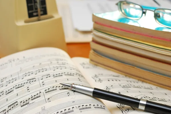 Pen en partitura musical con libros de música — Foto de Stock