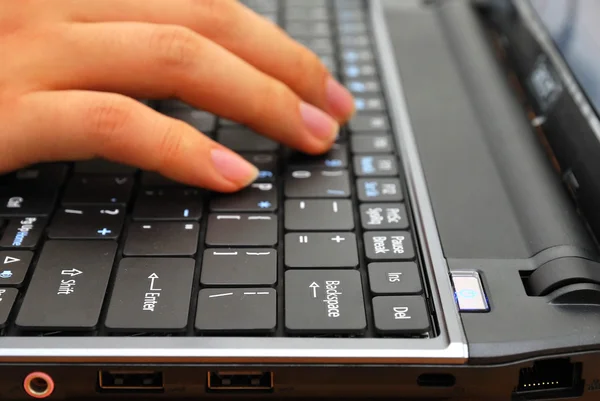 Ręczne wpisywanie na laptopie czarny kepboard — Zdjęcie stockowe