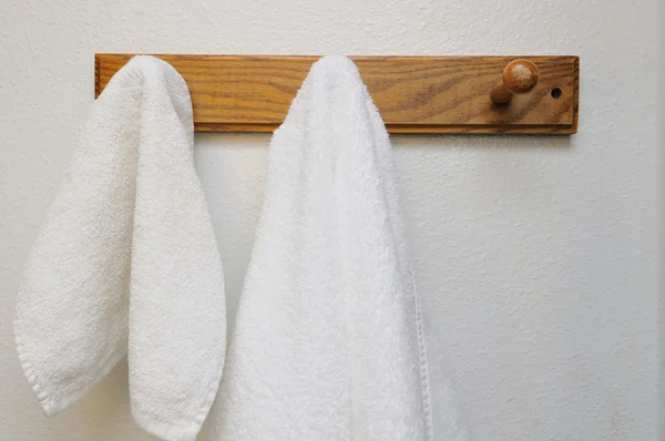 Witte towels handdoeken op de haak — Stockfoto