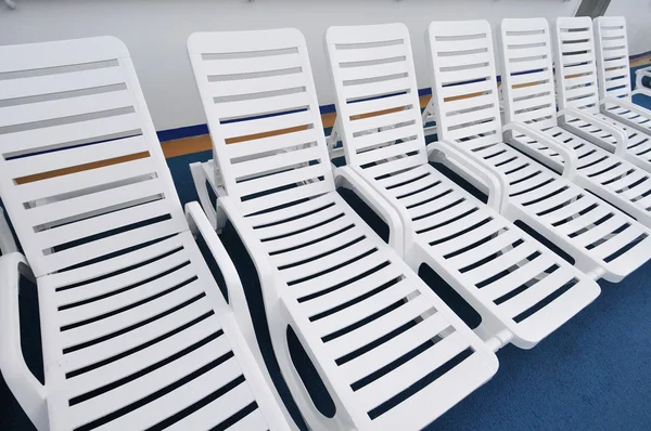 Fila di sedie a sdraio bianche — Foto Stock