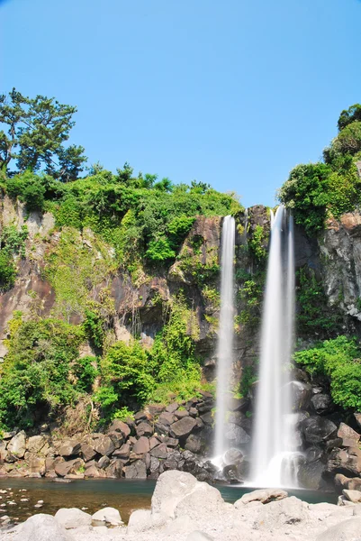 Низкий кадр величественного водопада — стоковое фото