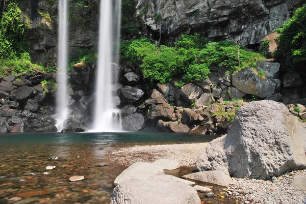 Låga skott av majestätiska vattenfall — Stockfoto