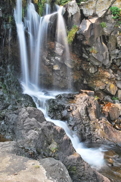 Laag schot van majestueuze waterval — Stockfoto